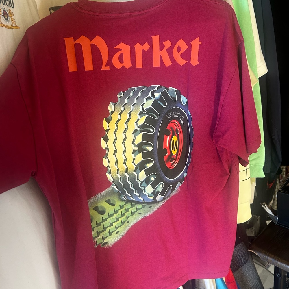 Market studio T-Shirt with Tire Graphic - Burgundy